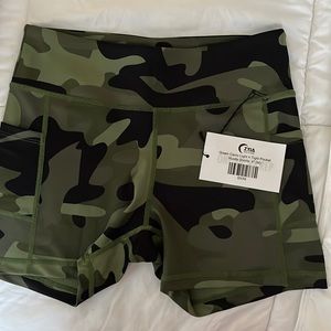 Women’s Zyia green Camo light n tight pocket hustle shorts 4” size medium